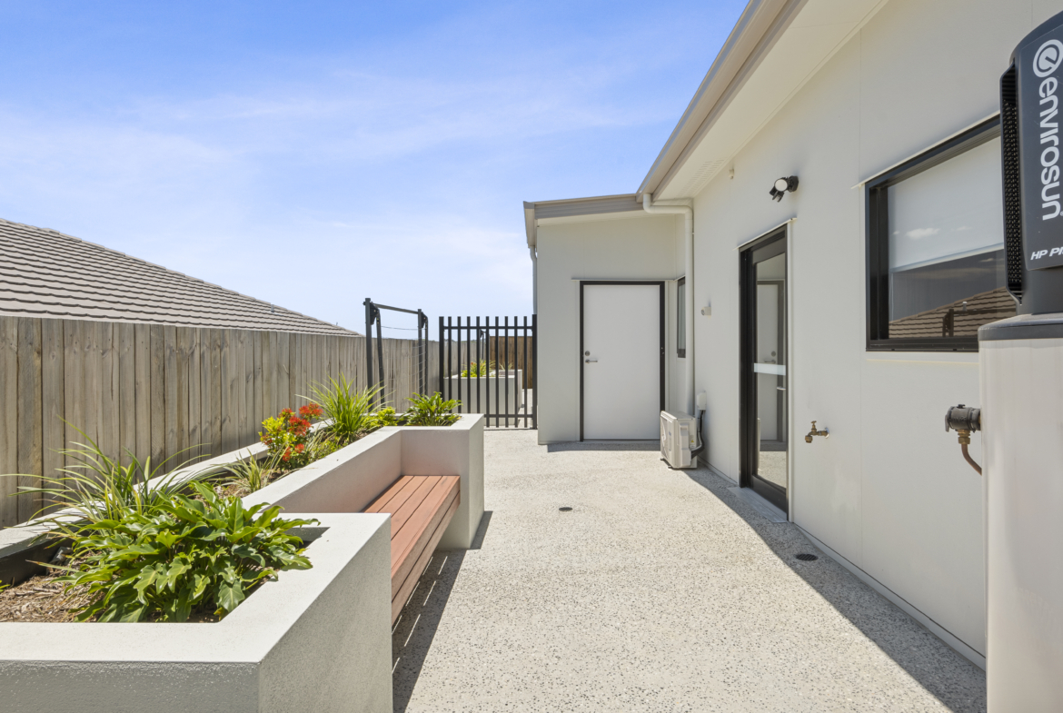 Private courtyard — 26.35 m², level paving, raised planters