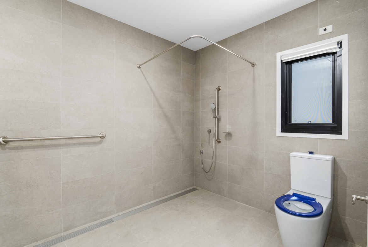 Villa ensuite — alternate view